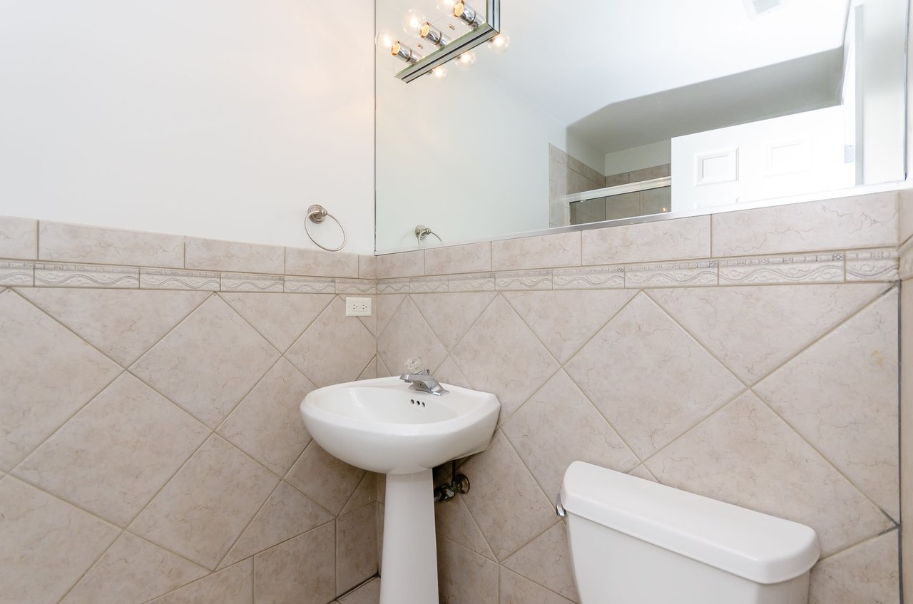 Spacious and Open Condo: 2342 W Harrison St #2