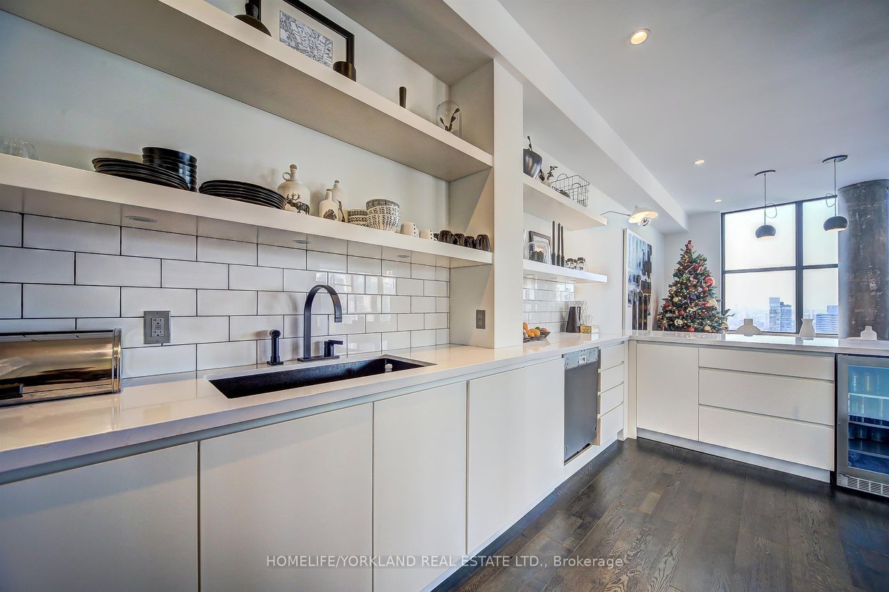 LUXURY DOWNTOWN LIVING