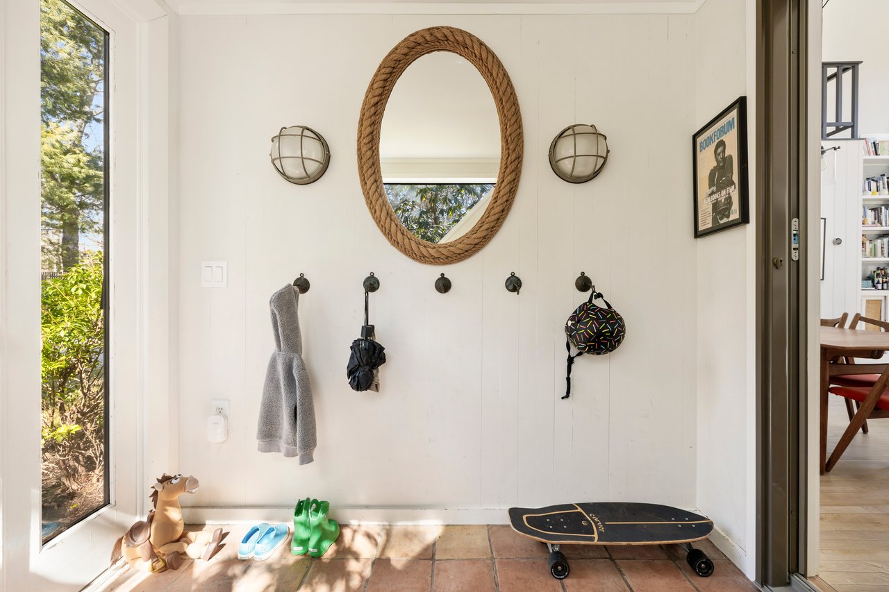  33 Robins Way, East Hampton