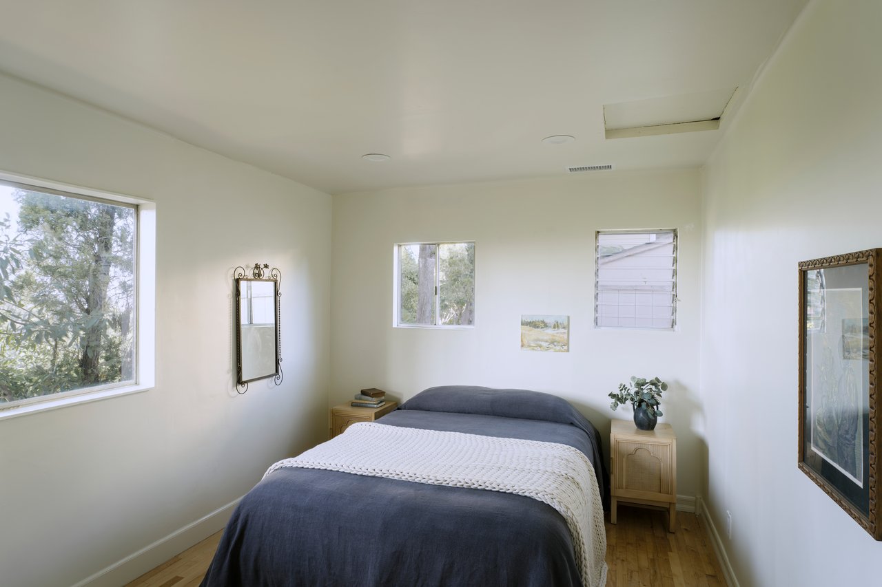 11764 Laurelcrest Drive in Studio City