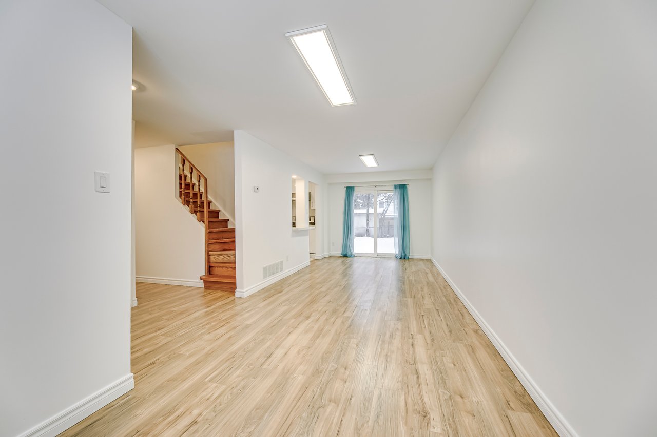 3042 Patrick Cres