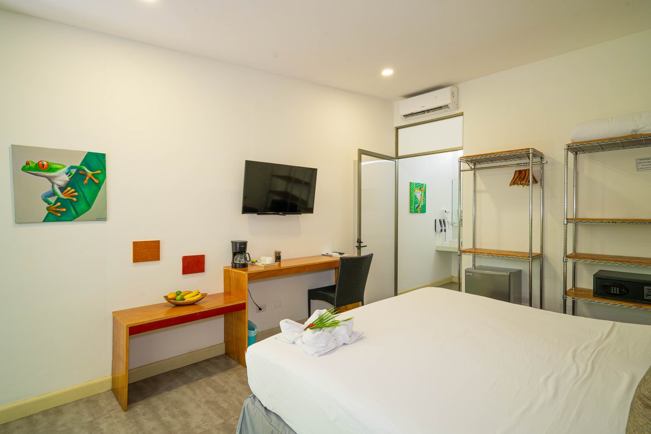 22 Unit Tropical Boutique Hotel steps from Manuel Antonio Park & Beach
