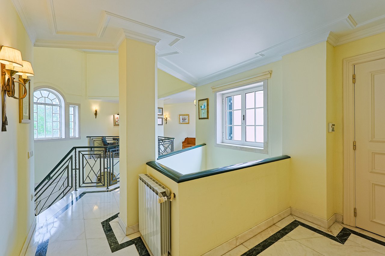 Spacious 8+2-Bedroom Villa with Pool for Rent in Cascais