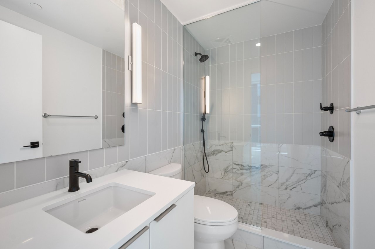 327 King Street W Unit: 4704