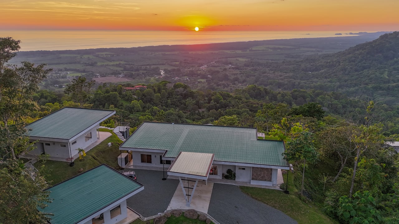 17 Acres Private Estate With Two Homes With Panoramic Views