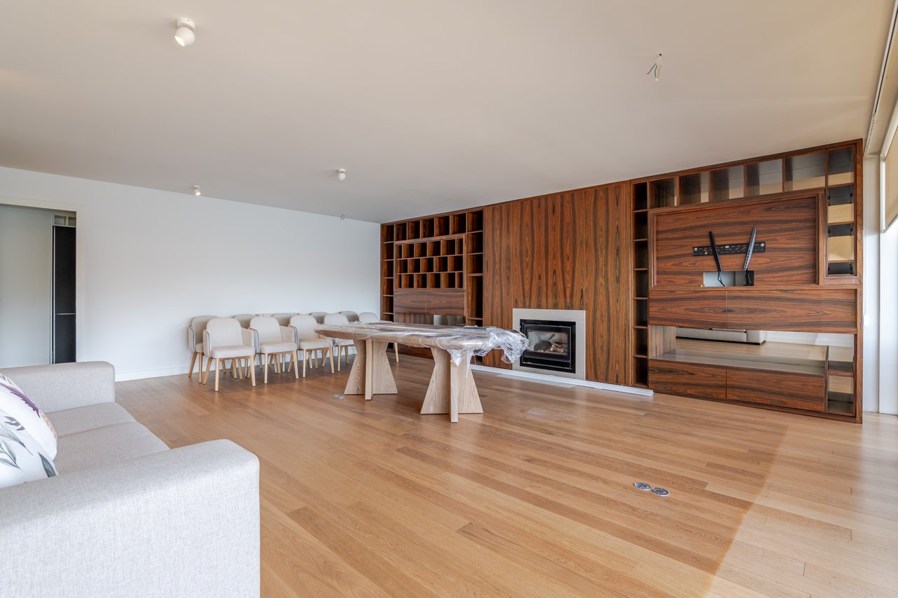 Sophisticated Three-Bedroom Apartment in Porto