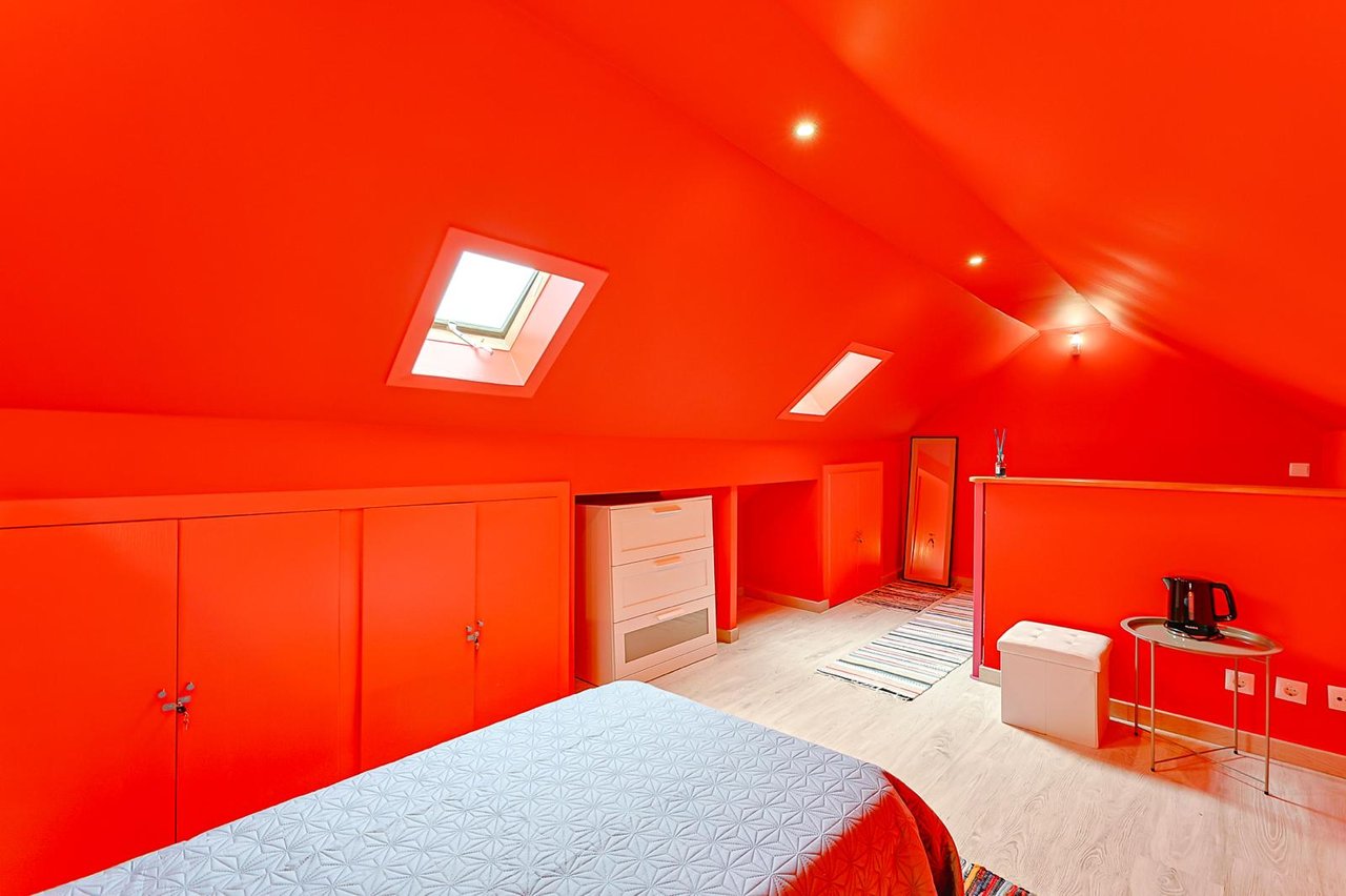 Charming 2-Bedroom Detached Home with Patio for Rent in Estoril