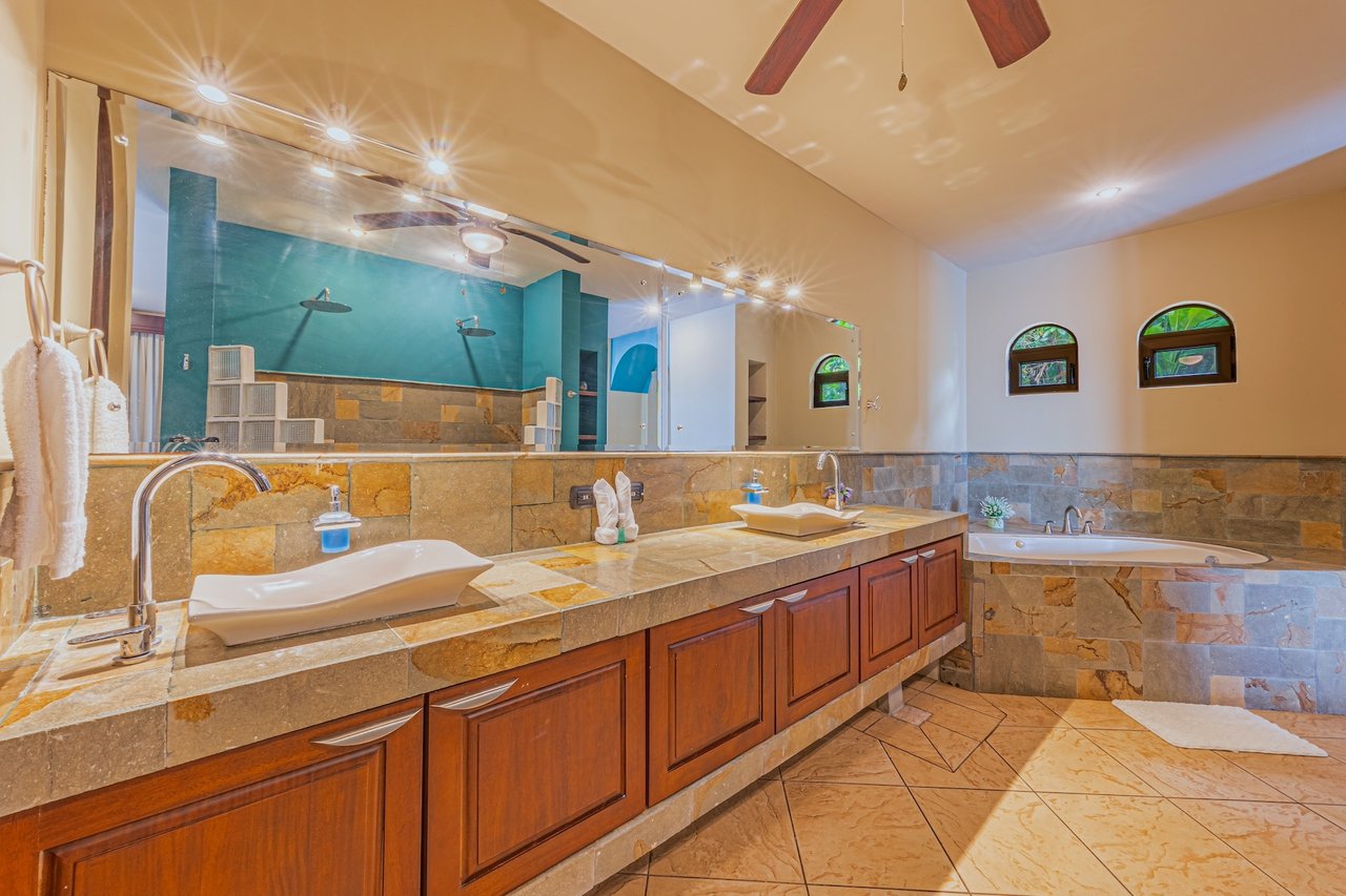 Villa Pacifica: Luxury Oceanview Retreat Steps from the Beach