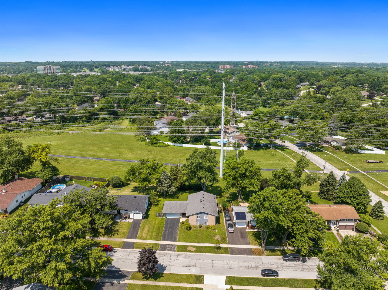 6308 MacArthur Dr, Woodridge