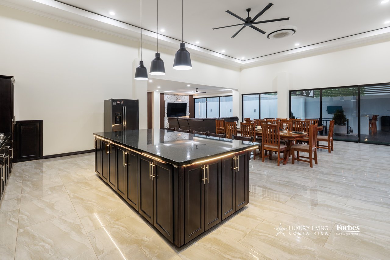 21472 - Fully Furnished Turnkey Luxury Beach Residence, 9 suites, 50 mts from Jaco Beach