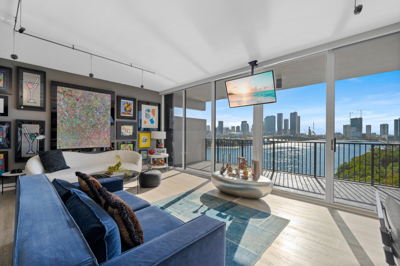 1000 Venetian Way 810