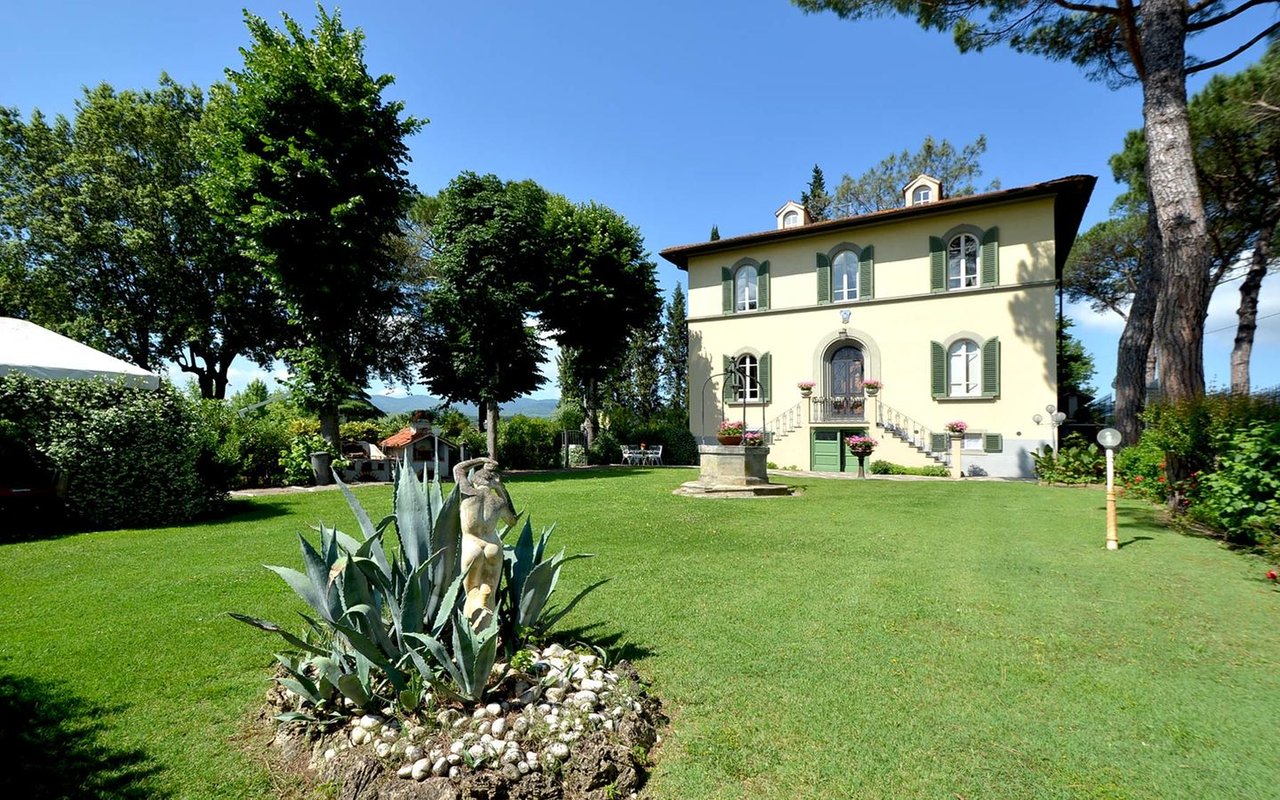 Gorgeous Florence Estate With Saltwater Pool