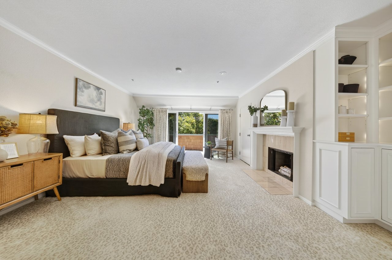 Luxurious End Unit in Point Tiburon