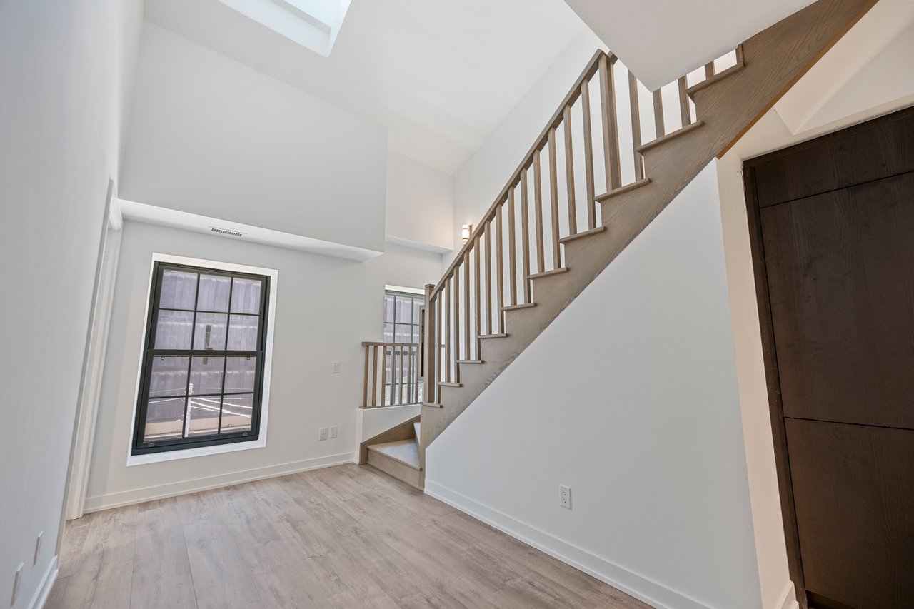 327 King Street W 307