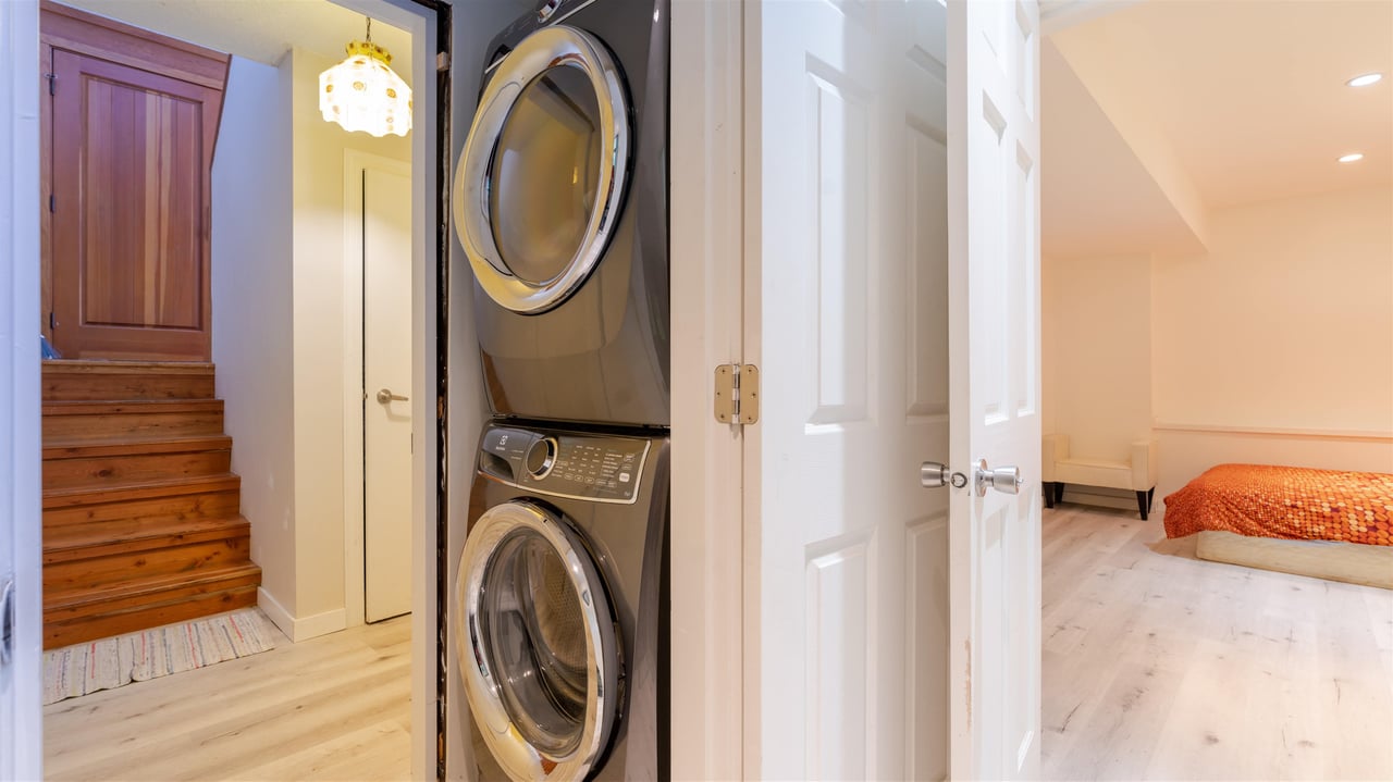1124 Plateau Cres