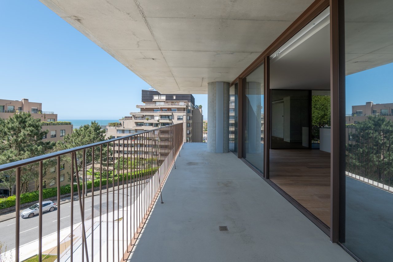 3-Bedroom Apartment with Panoramic Ocean & River Views in the iconic Foz do Douro's New Landmark - Miramar Tower 