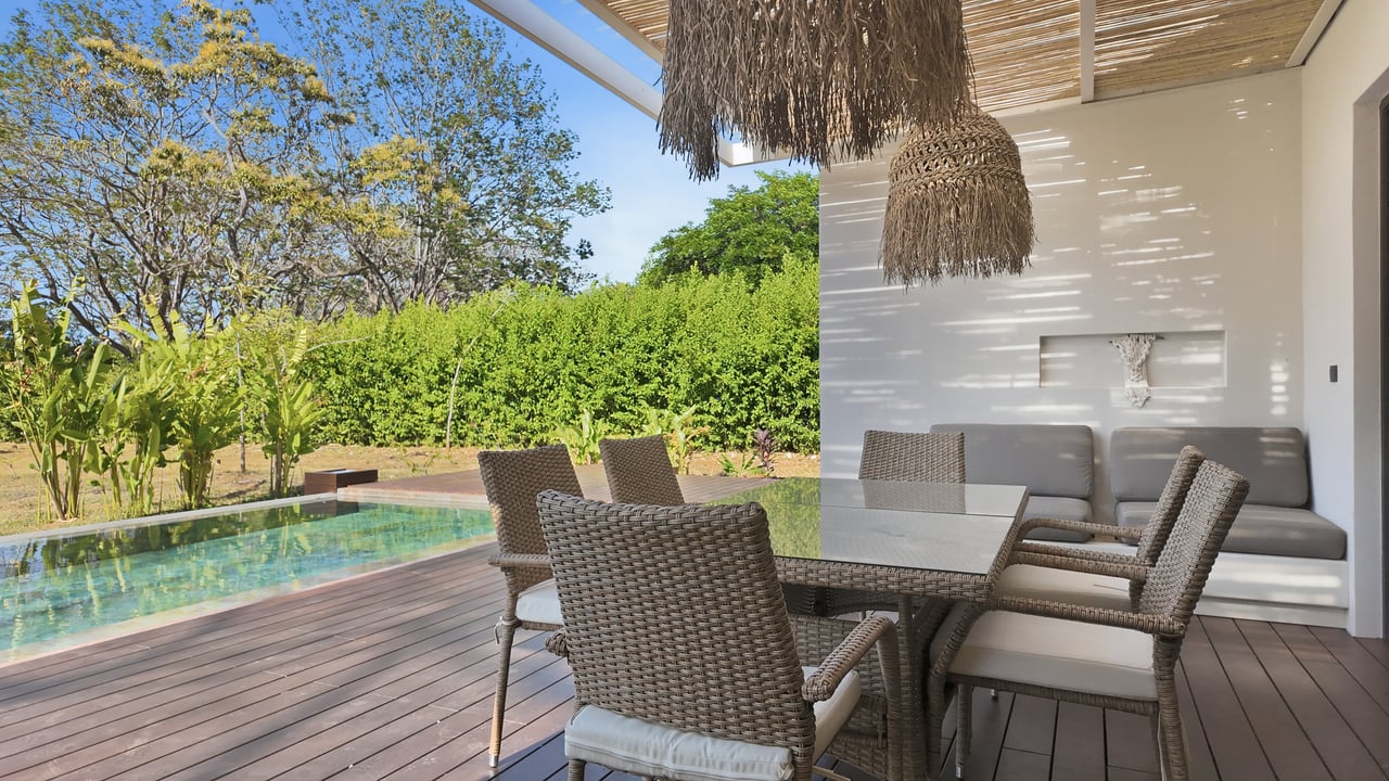 SANTA FE MODERN HOME IN CATALINA COVE | 5,410 M² LOT NEAR BEACHES