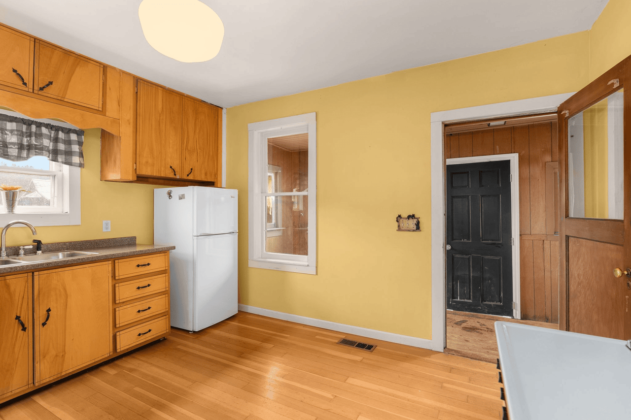 *SOLD* Just Listed In Roslyn