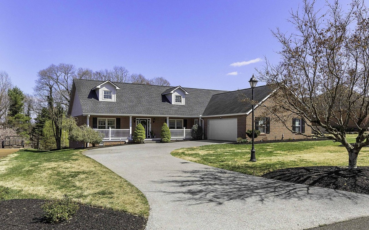Wallace Luxury Spotlight | 5624 Glenlyn Drive Powell, TN 37849