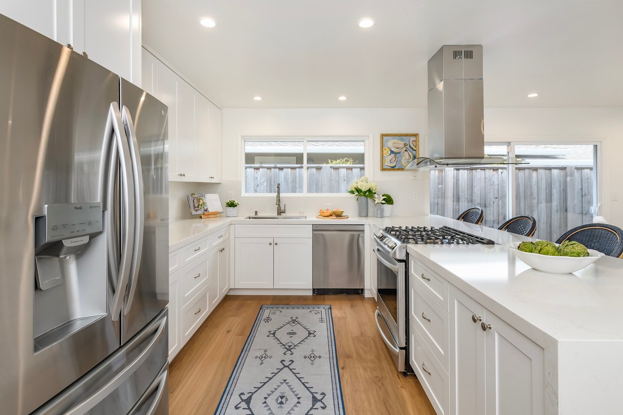 Refined Single-Level Waterfront Retreat