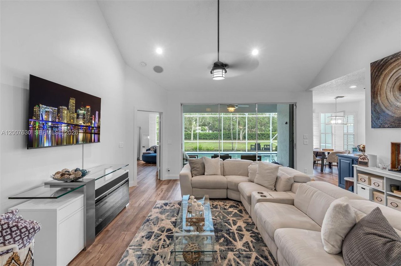 11834-highland-place-coral-springs-fl-home-for-sale-living-area