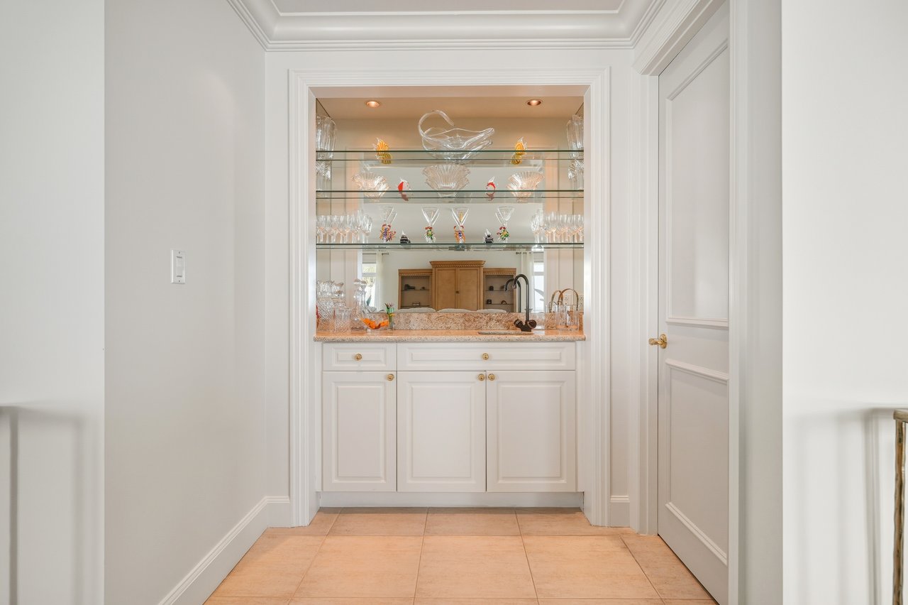 207 Beach Manor, Bayroc