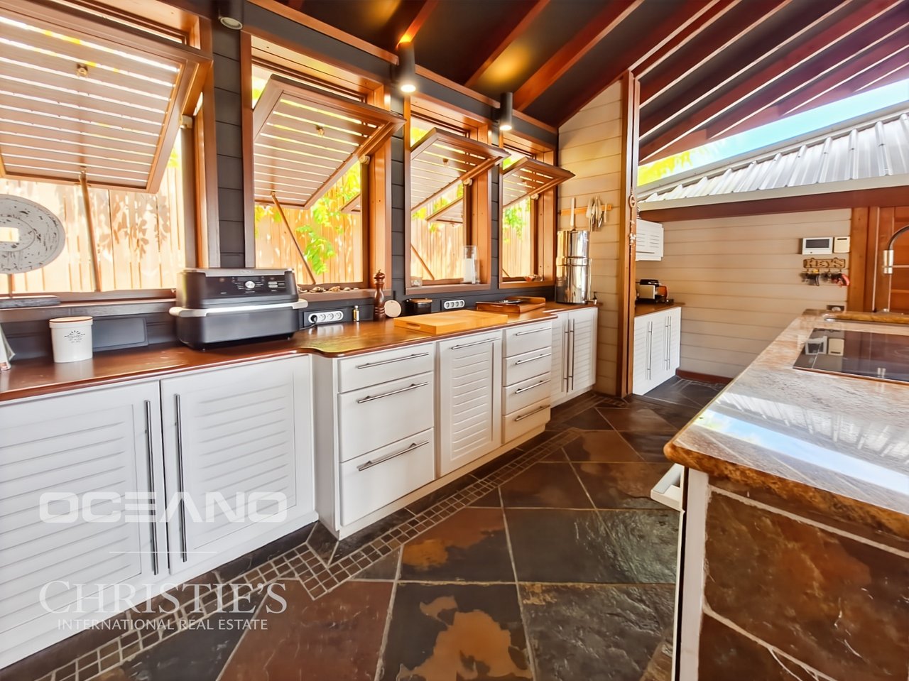 Magnificent sea-view villa + 3 bungalows