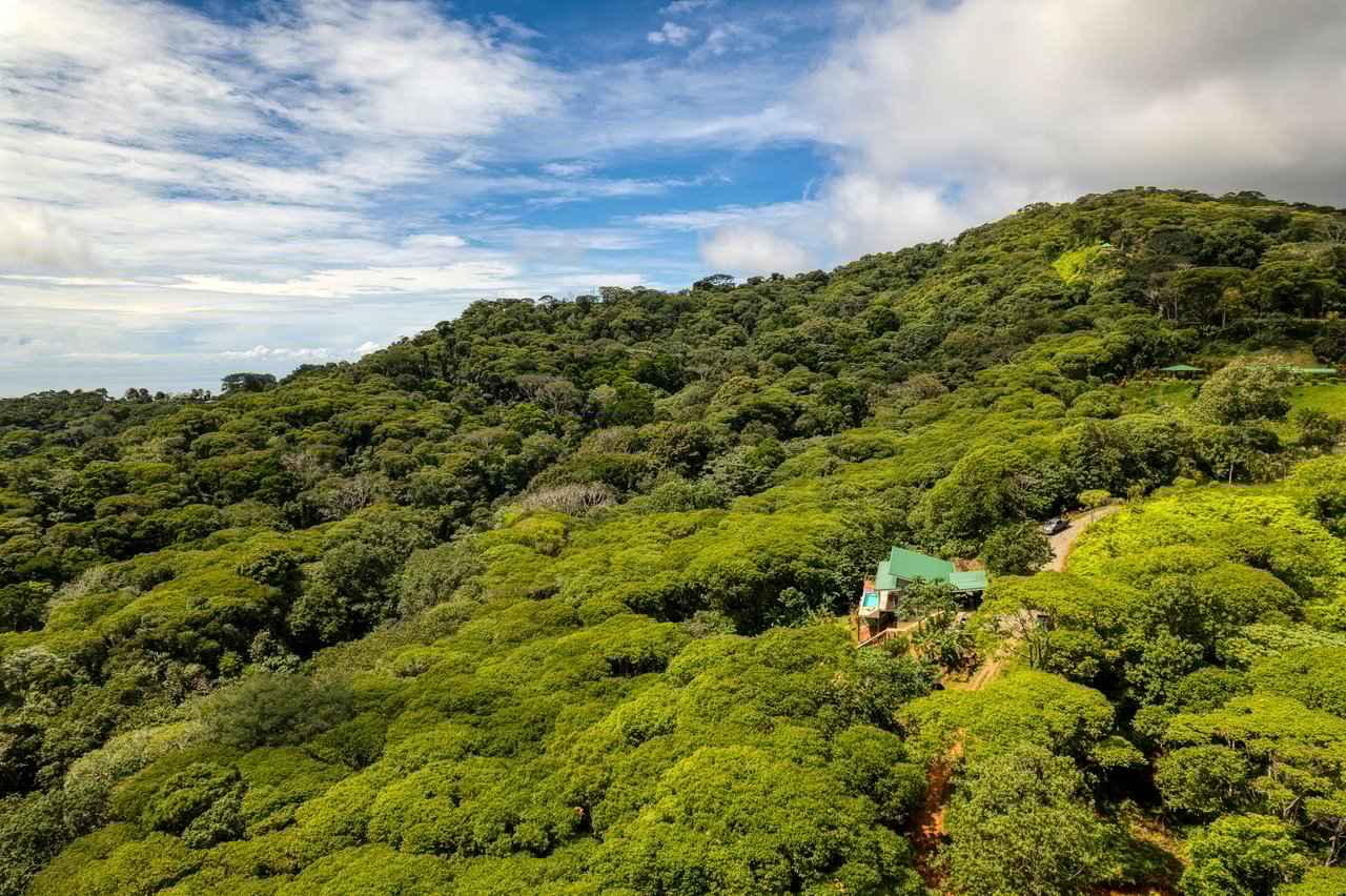 NEW PRIVATE MOUNTAIN HOME WITH OCEAN VIEWS ABOVE LAGUNAS