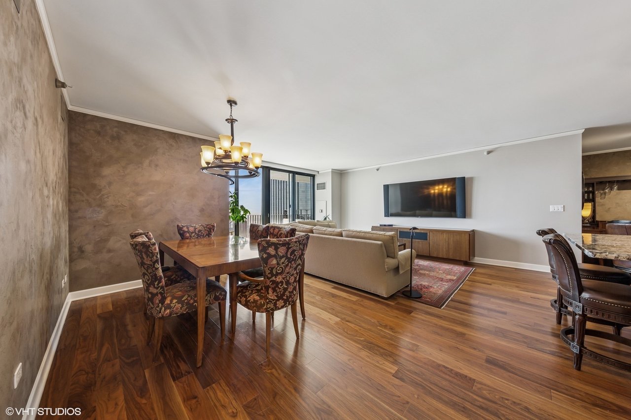 225 N Columbus Dr 7408