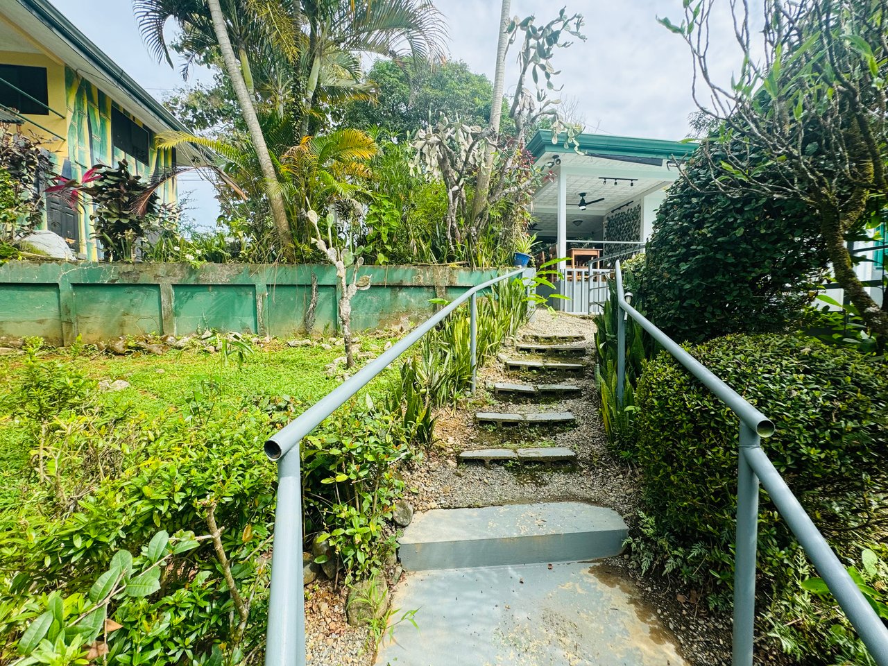 Downtown Uvita Commercial Room Rentals with Restaurant