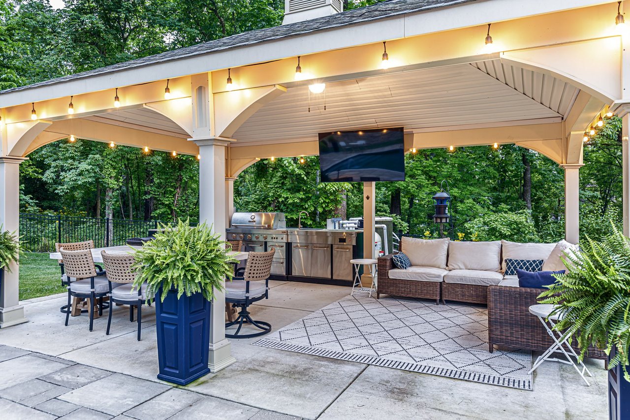 11 Lake Forest Court W