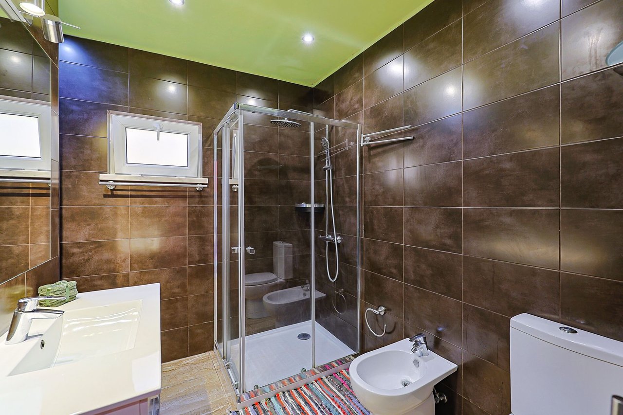 Charming 2-Bedroom Detached Home with Patio for Rent in Estoril