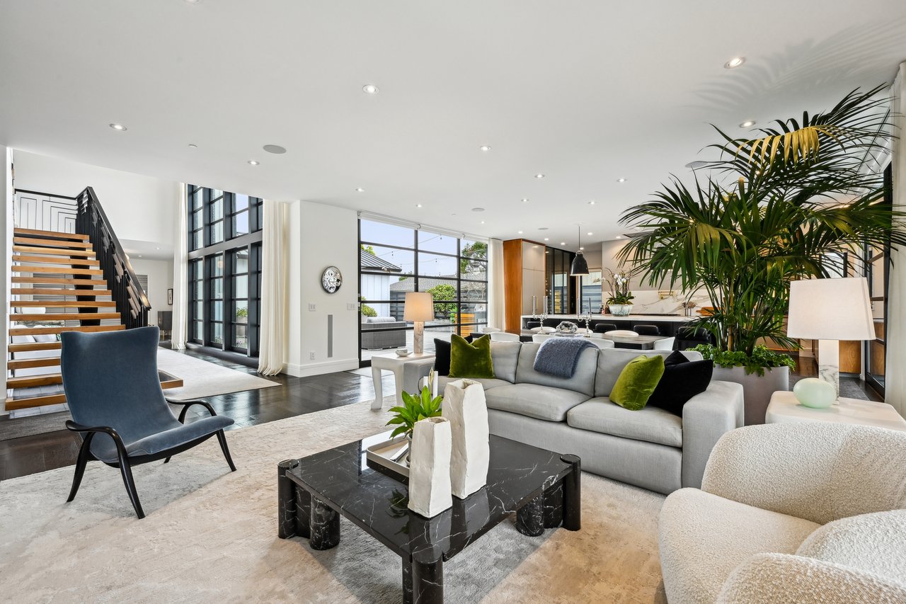 A Waterfront Masterpiece of Modern Luxury