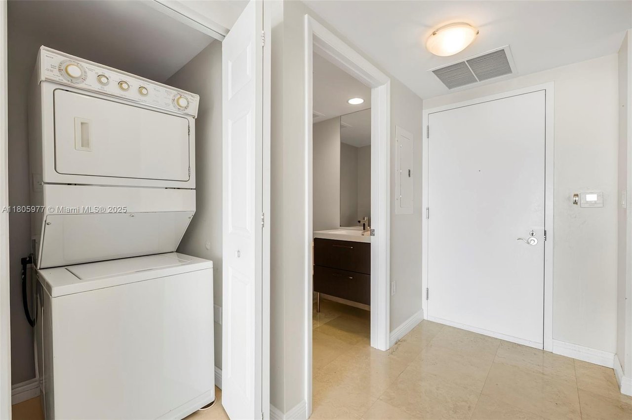 Duo Condominium East, Unit 1604E