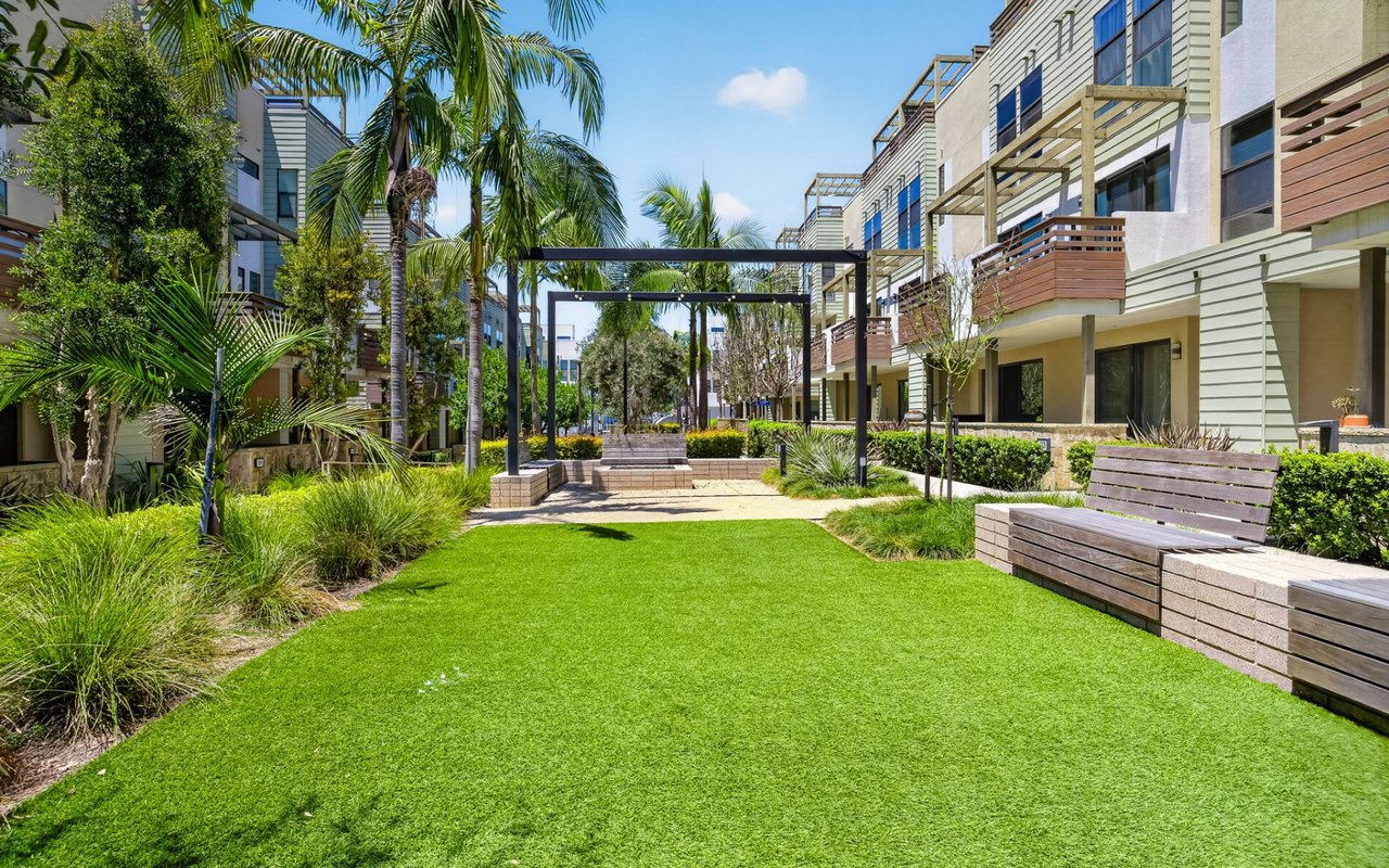 1687 Grand View