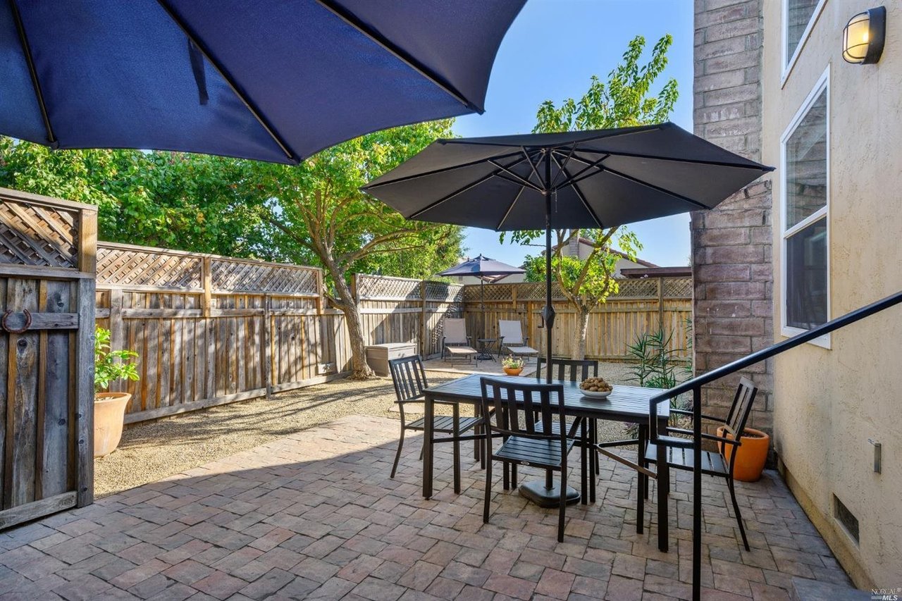 Turn-key, Well-Maintained Corner Unit Townhome With Pool Near Sonoma Plaza