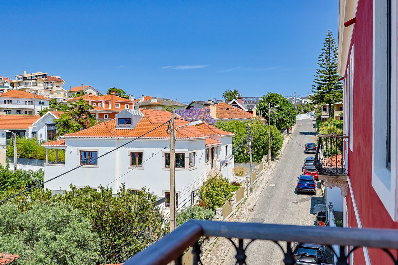 3 Bedroom Duplex with Sea View, Balcony & Private Lift in Monte Estoril