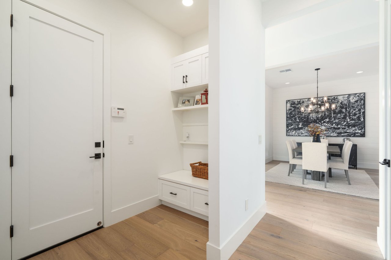 3226 E GLENROSA Avenue