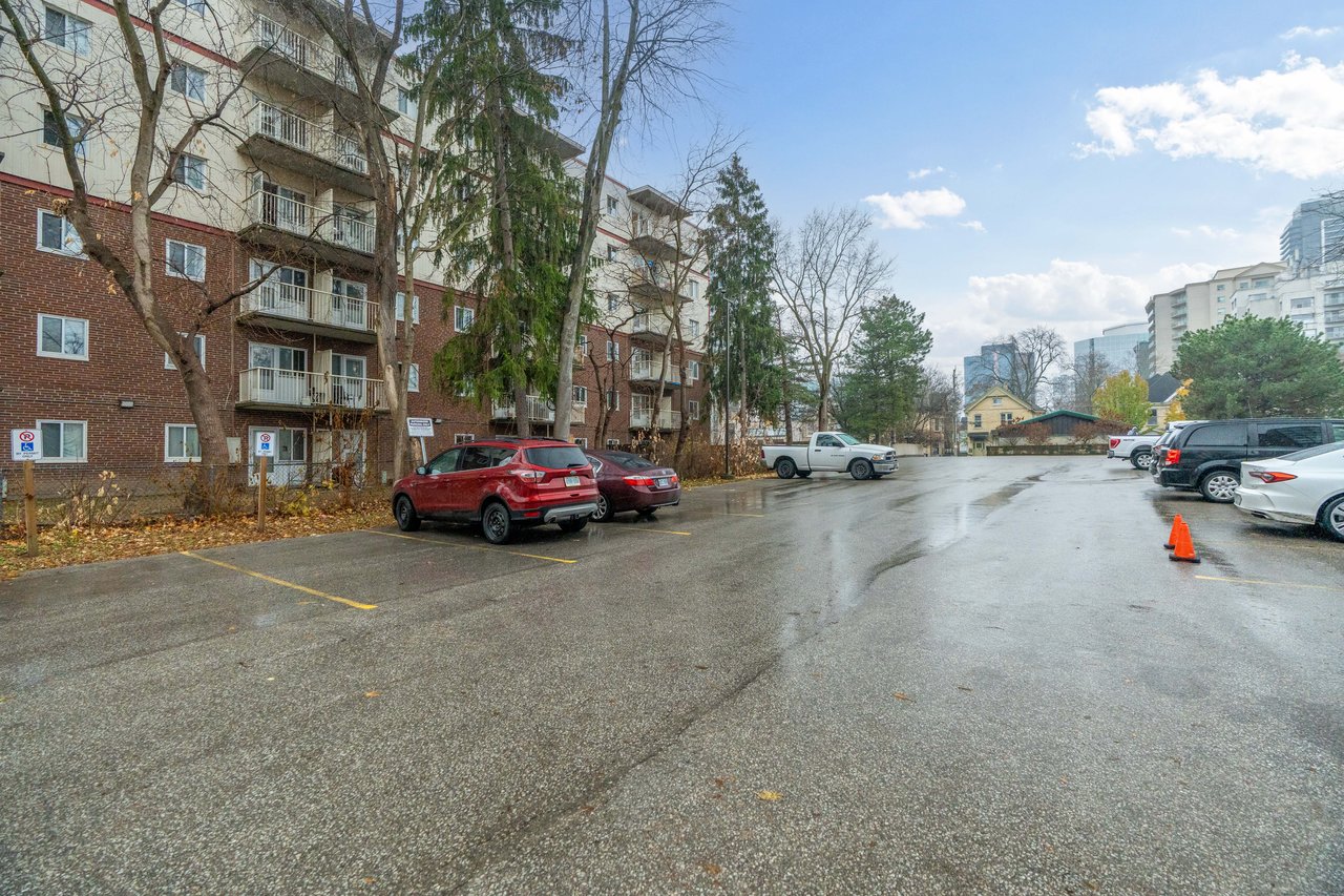 beautiful 2 bedroom 2 bath Condo in downtown London