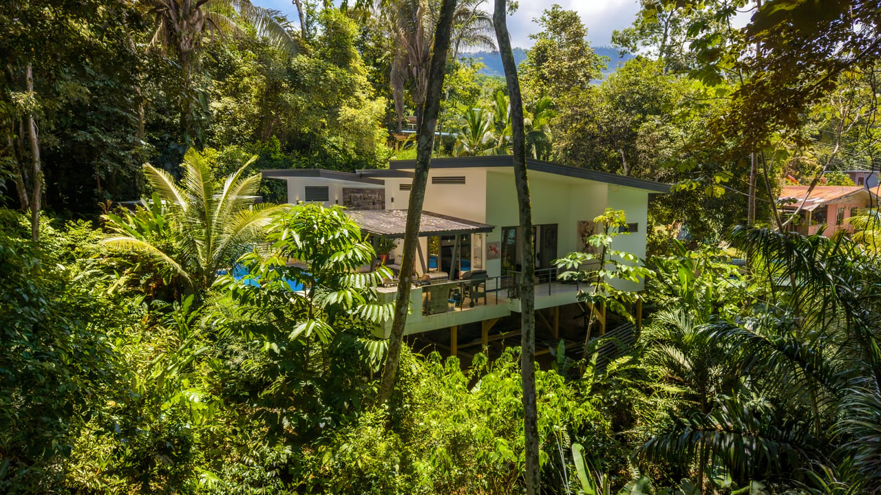 Charming 2 Bedroom Home + Studio located in heart of Uvita 
