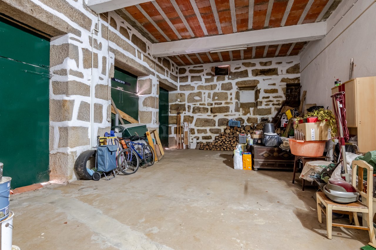 Rustic Four-Bedroom House with Private Land in Folhadela, Vila Real