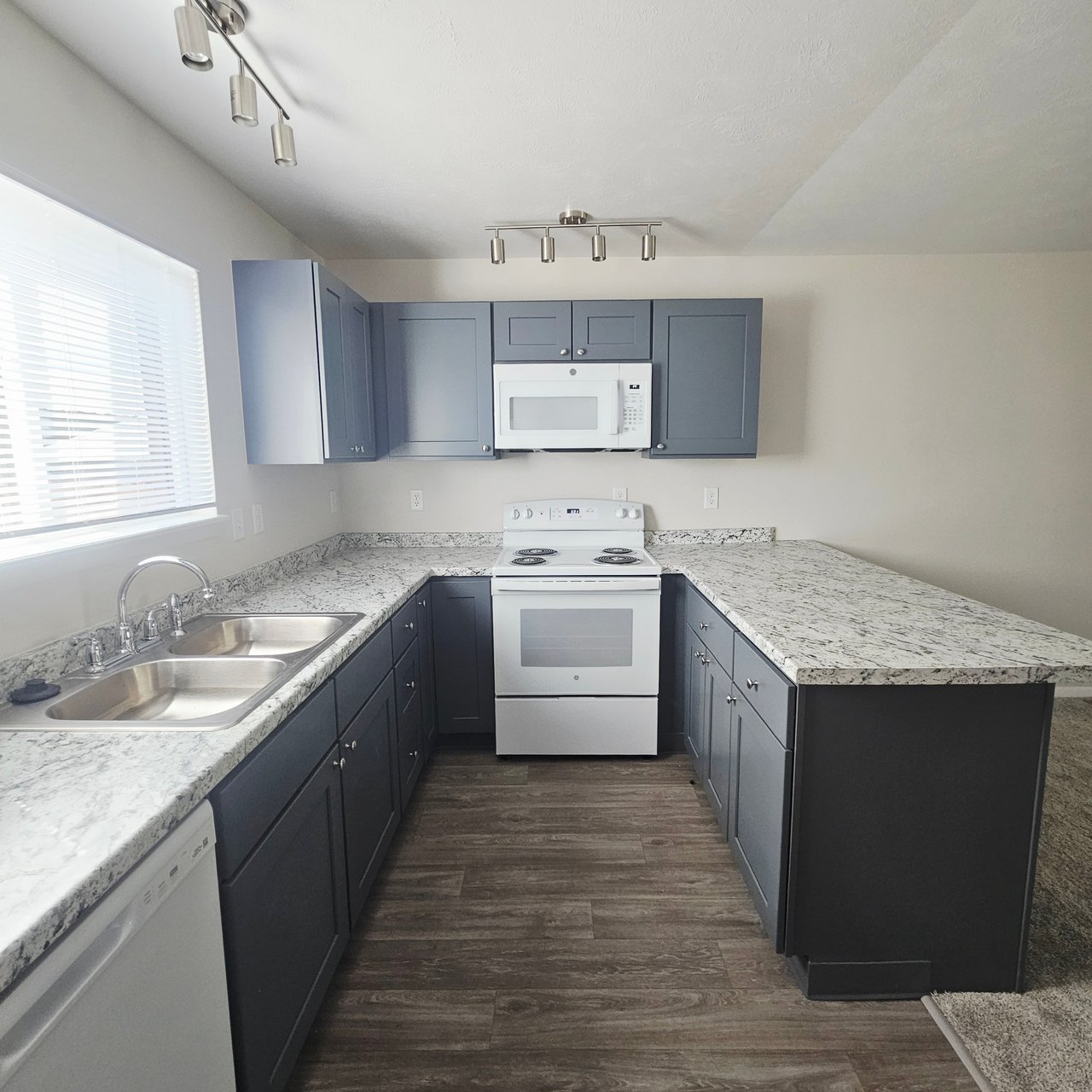 2 Bed 1.5 Bath Townhome Lakewood