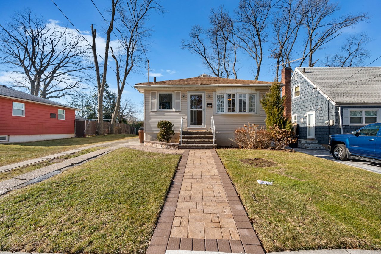 108 Crafton Avenue, Westerleigh SI | Welcome to this Cozy Ranch