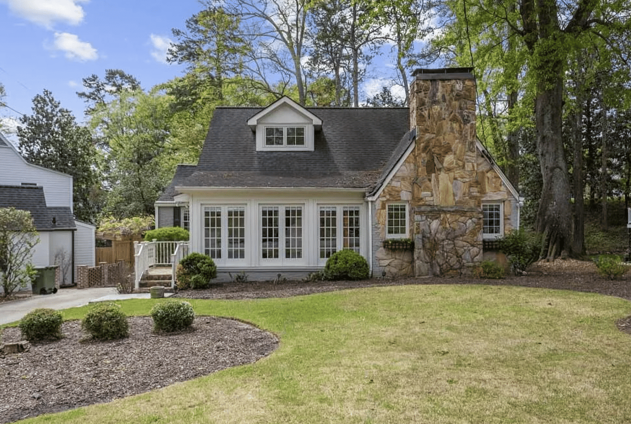 525 Brentwood Dr NE