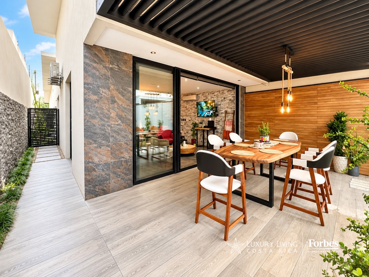 21566 - Contemporary corner home with 3 bedrooms and a garden in Lindora