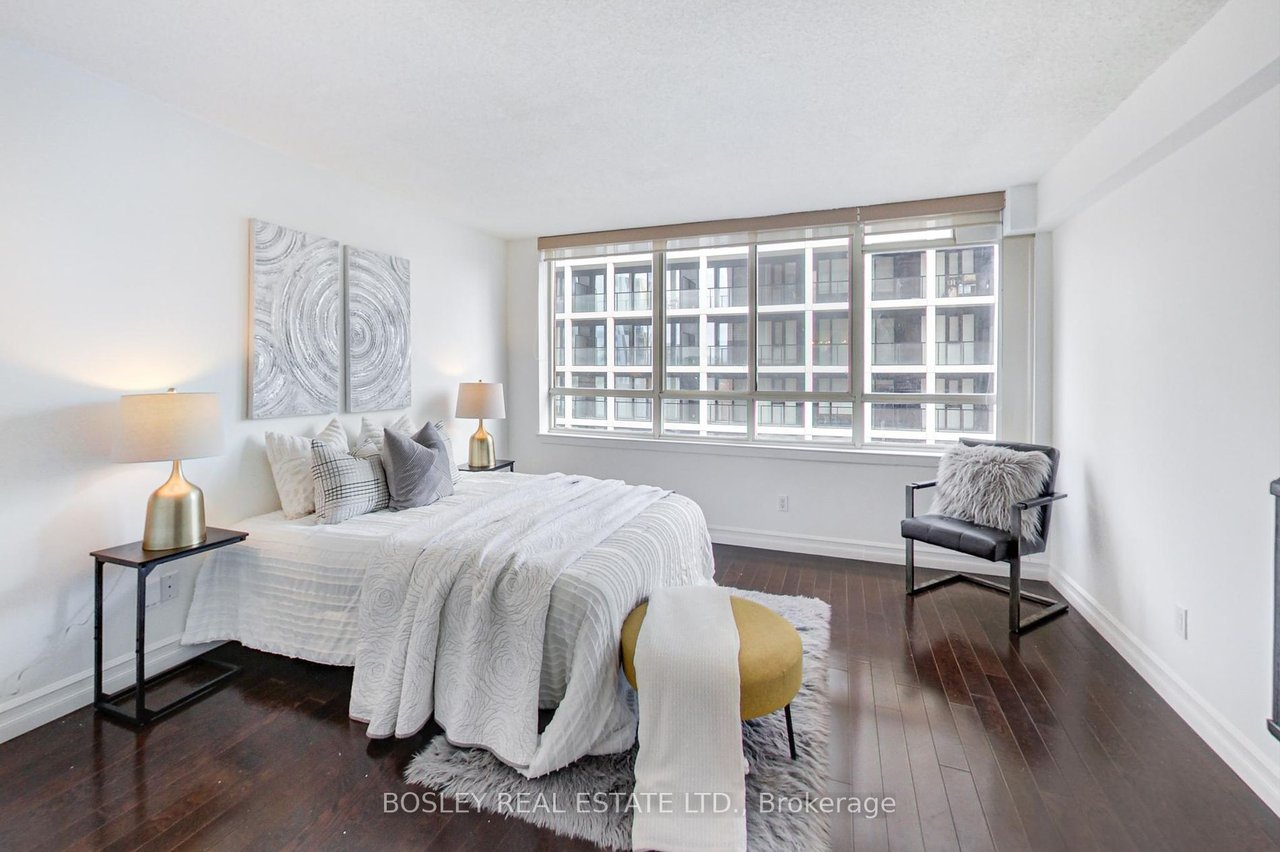 633 Bay St 2005