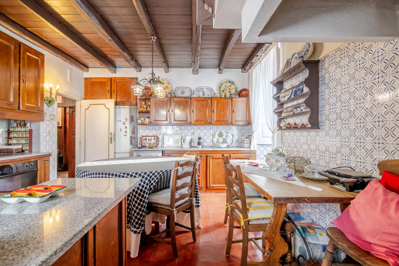Rustic Four-Bedroom House with Private Land in Folhadela, Vila Real
