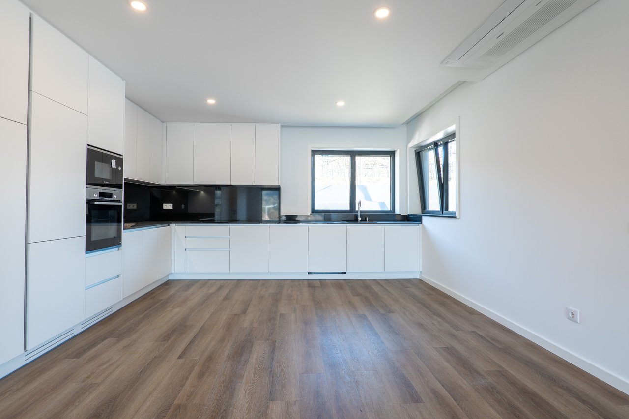 Luxury 3-Bedroom Villa with Private Garage and Expansive Living Area