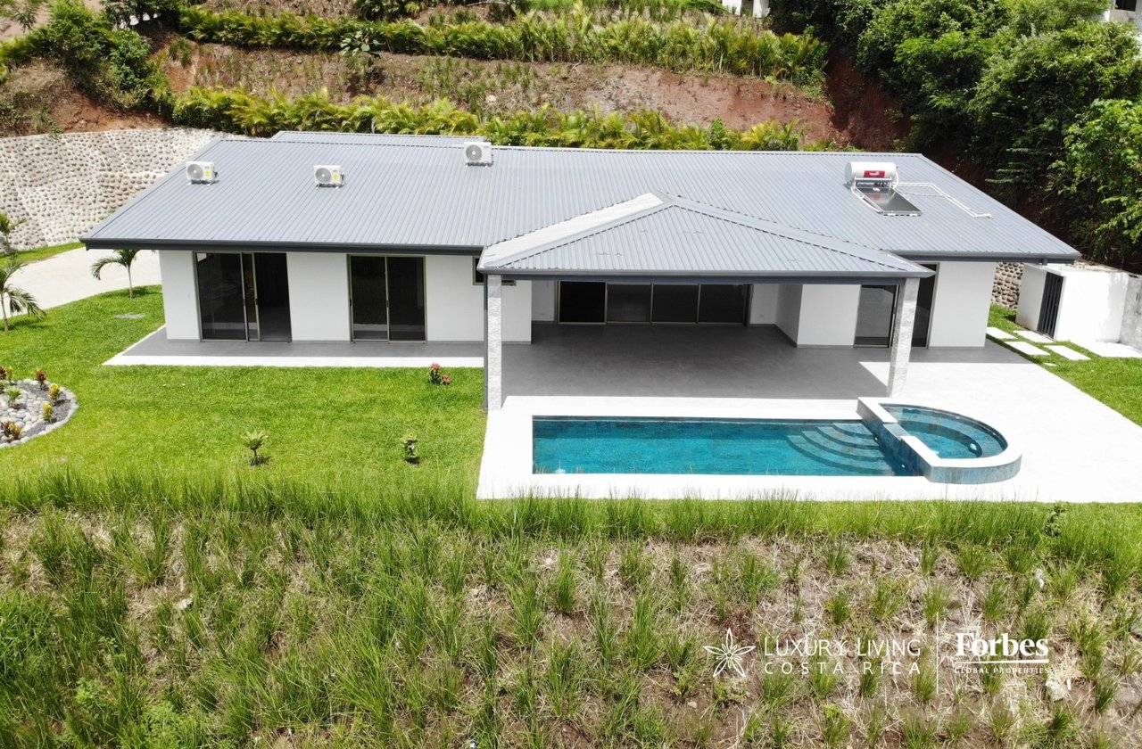 21578 - Contemporary residence with pool and jacuzzi in a gated community, Atenas