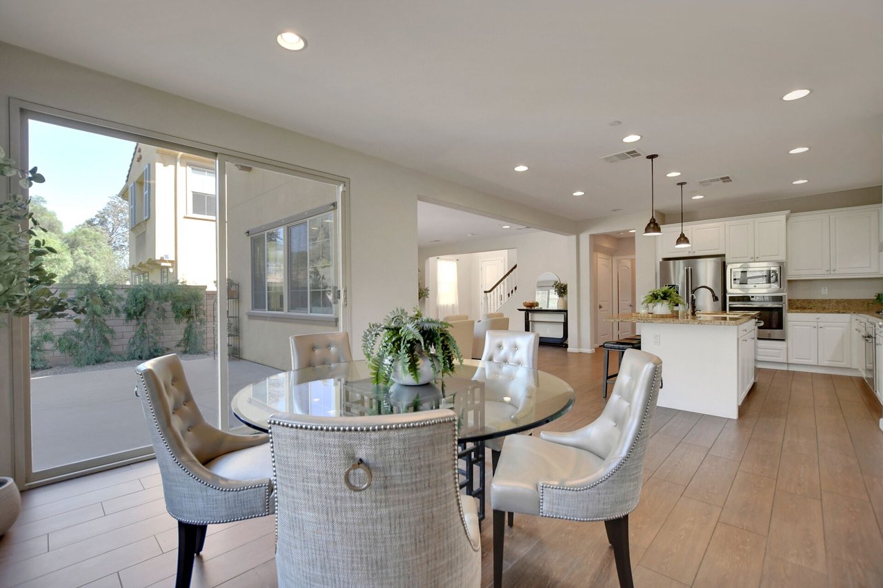 885 E Manresa